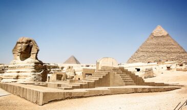Sphinx Égypte: statue thérianthrope qui se dresse devant les grandes pyramides