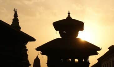 Temple coucher soleil Népal : il y a un temple sacré et le magnifique coucher du soleil derrière.