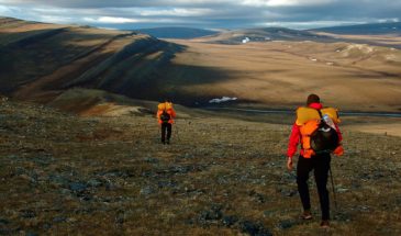 Deux randonneurs face à une plaine en Alaska