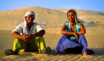 Trek Algérie, des touristes assis sur le sable dans le désert du Hoggar.