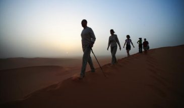 Groupe de touristes en Trekking à pieds dans le désert Tassili dans le Hoggar en Algérie