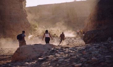 Voyageurs en trek dans une zone aride et désertique en Namibie.