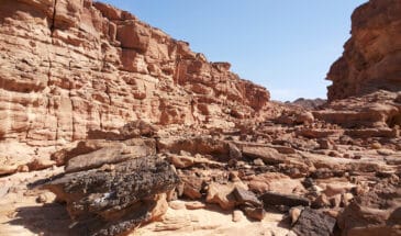Randonnée et trekking à travers les rochers dans le désert à Louxor en Égypte