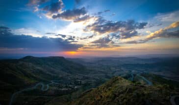 Trekking en Éthiopie, image prise du haut d'une montagne on y voit de la végétation et un coucher de soleil