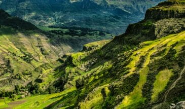 Une image d'une Vallée en Ethiopie, on y voit de la verdure et un beau paysage