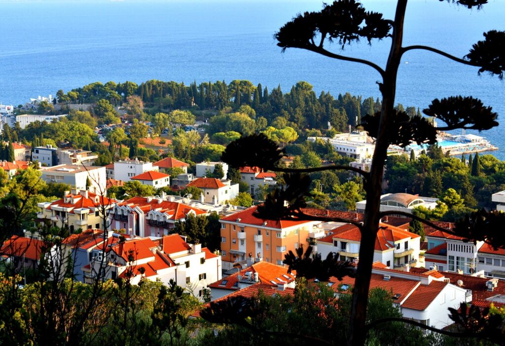 Belle vue sur une petite ville typique de la Dalmatie, Croatie