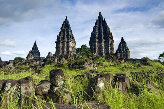 Trek Sulawesi : 5 tours en pierres, une sculpture de la culture indonésienne sur de l'herbe.