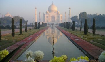 Inde trekking : le Taj Mahal un temple construit en marbre blanc, un jardin et canal menant au temple.