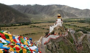 Voyage au Tibet - monastère : des touristes allant dans un monastère chinois, sur des montagnes.