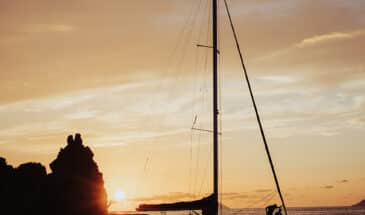 Voyage en bateau: randonnée dans un bateau sur le lac Nasser lors d'un coucher de soleil