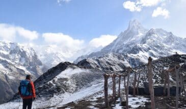 Voyage randonnée montagne Népal : il y a un homme en excursion qui est debout face aux montagnes.
