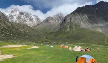 Voyage Sichuan : un lieu de camping en montagne à Pékin, des tentes de couleurs.