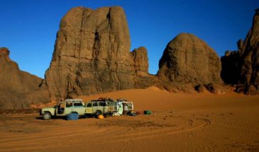 Plusieurs voitures dans le désert du Tassili dans le Hoggar dans le Nord-ouest de l'Algérie