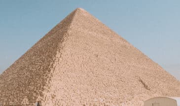 Randonnée à dos de cheval et Trekking dans un désert à la découverte des pyramides en Egypte