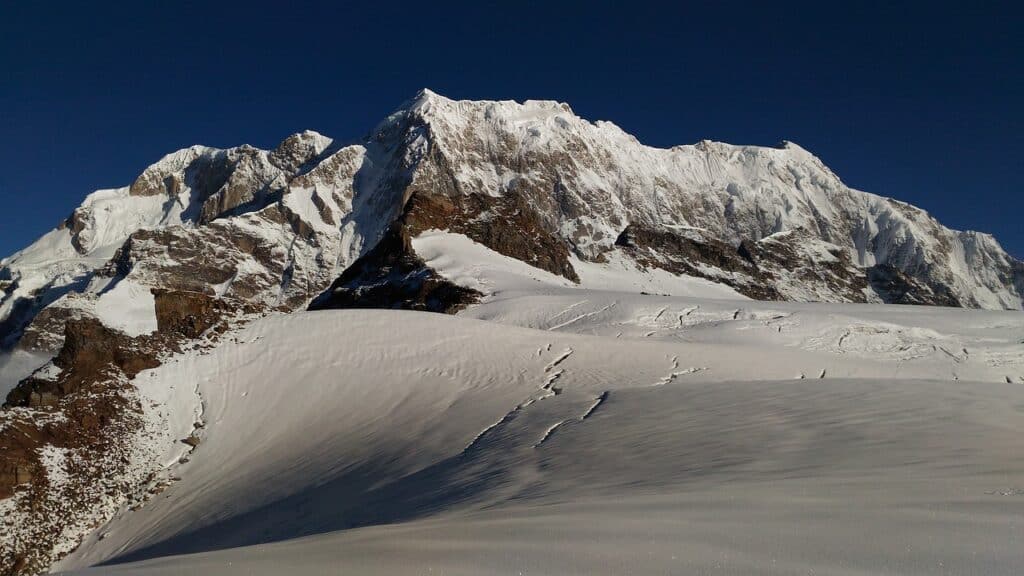 Vue Himalaya : il y a de magnifiques montagnes, recouvertes de neige. Le ciel est assombri.