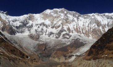 Tour d'Annapurna : on a une magnifique vue sur les montagnes recouverte de neige.