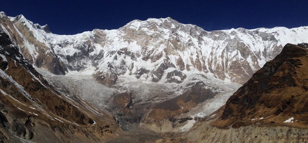 Tour d'Annapurna : on a une magnifique vue sur les montagnes recouverte de neige.