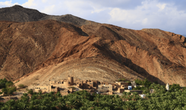 Guides Oman : vue sur le paysage imposant et l'architecture omanaise