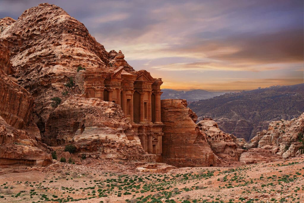 Randonnée wadi Rum : vue sur la magnifique cité d'Al Khazneh à Petra