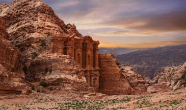 Randonnée wadi Rum : vue sur la magnifique cité d'Al Khazneh à Petra