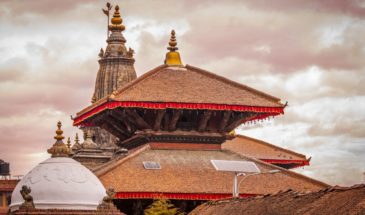 Grand tour Manaslu : il y a un grand temple de couleur rouge, avec des panneaux solaires sur le toit.