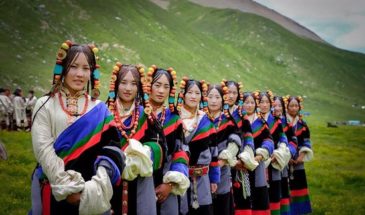 Kham Nomad Girls : des jeunes femmes tibétaines, habillées en tenues chinoises et sont au bas de la montagne.
