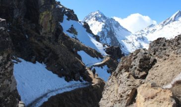 Langtang trek : un excursionniste marche le long des montagnes de roche, il se dirige vers les sommets.