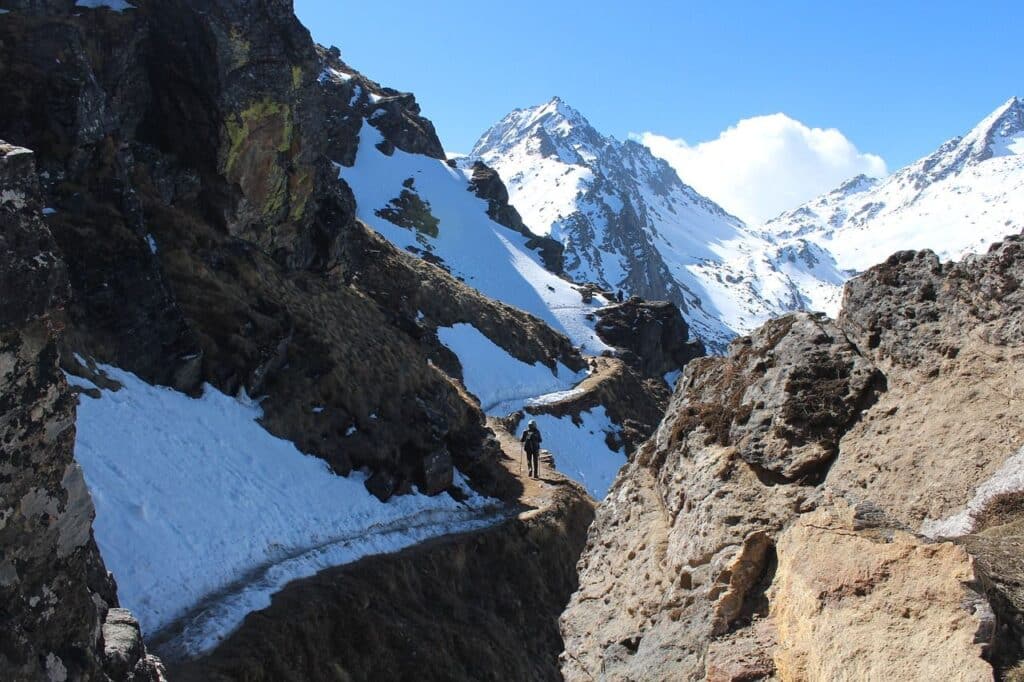 Langtang trek : un excursionniste marche le long des montagnes de roche, il se dirige vers les sommets.
