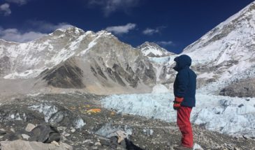 Marcheur glacier Népal : un randonneur dans les sentiers, qui regarde des montagnes.