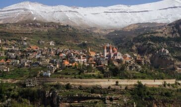 Rando au Liban : vue sur un village au coloré aux pieds des montagnes libanaises