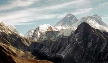 Montagne Népal sommet : il y a des montagnes de toutes tailles, certaines sont enneigés et le ciel est clair.