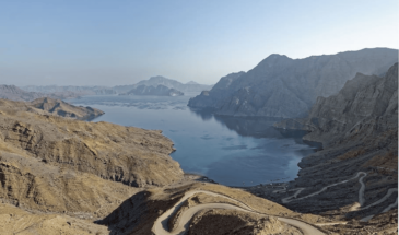Rando a Oman: une belle vue du lac à la couleur bleu omanais pendant de cette randonnée à travers le sultanat