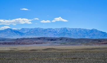 Paysage Altaï Mongolie : un paysage riche en montagne en Mongolie, sous un ciel ouvert bleu.