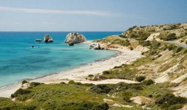 Plage Chypre: Moment de détente sur une plage de Paphos avec vue sur un beau paysage