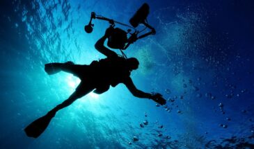 Plongeur et son matériel sous l'eau