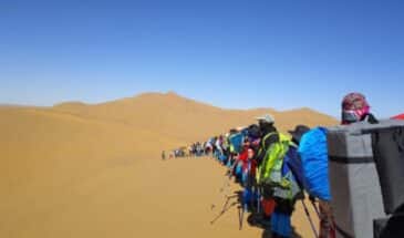 Randonnée déserte Mongolie : un groupe de randonneurs le long du désert en Mongolie.