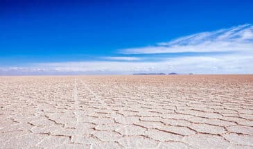 Grand paysage désertique de sel d'un blanc éclatant, de formations rocheuses au sol