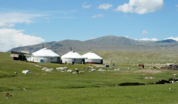 Sources chaudes Terelj : des tentes blanches, des randonneurs, à l'horizon des montagnes.