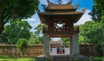 Temple de la littérature Vietnam Van Mieu Quoc Tu Giam : un temple splendide orné de magnifiques arbres verts.
