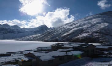 Trek Gokyo : il y a plusieurs maisons de chalets, et des montagnes recouvert de neige.