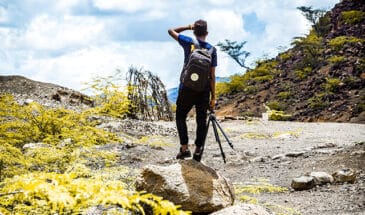 Trek sur le Kilimandjaro: un randonneur lors d'une visite guidée du mont Kilimandjaro