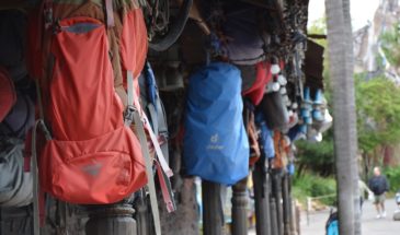 Trekking camp de base Everest : il y a des sacs à dos de touriste accroché, il y a aussi des arbres.