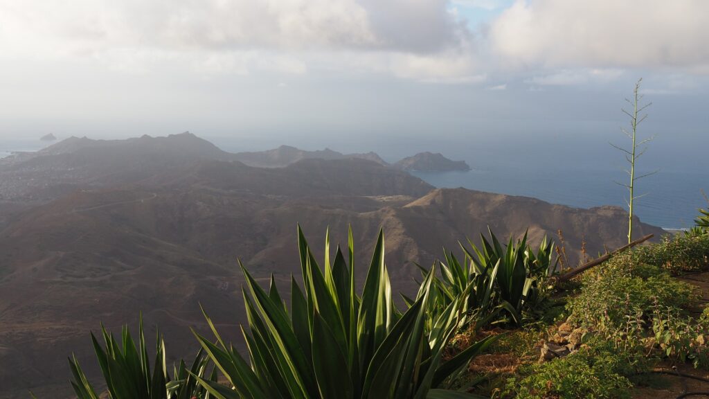 Trekking fogo: Vue sur le paysage au loin des montagnes du Cap Vert avec sa végétation