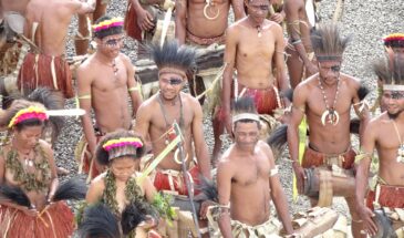 Trekking Toraja : des hommes et des femmes habillés des tenues traditionnelles du pays de Toraja.