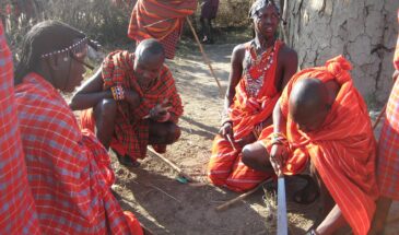 Tribu Maasai habillée de façon traditionnelle en rouge au Kenya