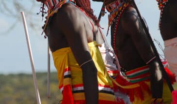 Groupe de Tribu Samburu au Kenya qui semble danser habillé traditionnellement
