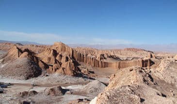 paysage desert avec des montagnes de tailles différentes de couleur marron sous l'effet du soleil