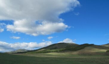 Vue montagne Mongolie : les montagnes spectaculaires de la Mongolie, couverte par un nuage dense.