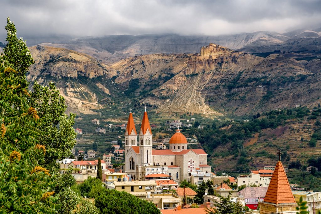 Terres d'aventure Liban : la vue d'un village en bas des montagnes