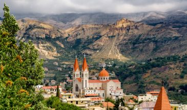 Terres d'aventure Liban : la vue d'un village en bas des montagnes